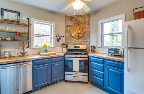 Hendersonville Cabin | Peaceful Hendersonville Cabin - Hot Tub & Fire Pit