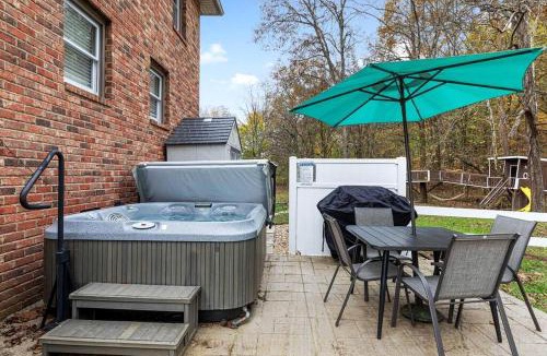 Goodlettsville Villa | Peaceful Historic Villa with Hot Tub & Pool near Downtown Nashville, Tennessee