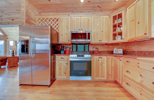 Ferguson Cabin | Peaceful Horizons-Views,WiFi,Pool Table,Hot Tub,SpaTub