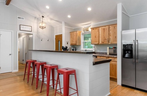 Lake Toxaway House | Peaceful Ivy Ridge - w/waterfalls, hikes + hot tub!