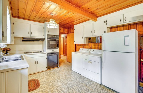 Lumberton House | Peaceful Lumberton Home - 7 Mi to Dtwn Riverwalk!