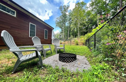 Old Fort Cabin | Peaceful Retreat on Mtn Reserve - 2 Bath - Fenced Yard - By I-40