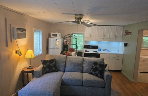 Franklin Cabin | Peaceful Romantic Getaway - Sleeps 2 - Lavender Cabin