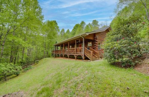 Waynesville House | Peaceful Smoky Mountain Cabin with Deck and Fire Pit!
