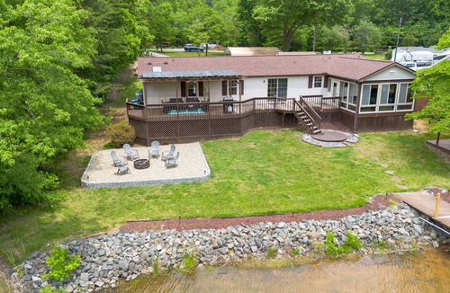 Terrell House | Peaceful Retreat on Lake Norman/Pontoon Boat ava.