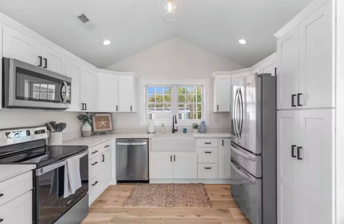 Newport House | Peaceful Waterfront Retreat. Beach minutes away. Gorgeous views