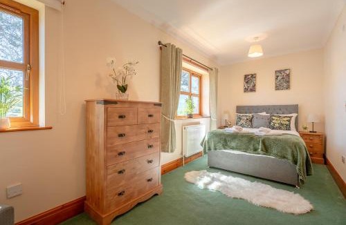 Fence House | Pendle View Gatehouse Lakeside Stay
