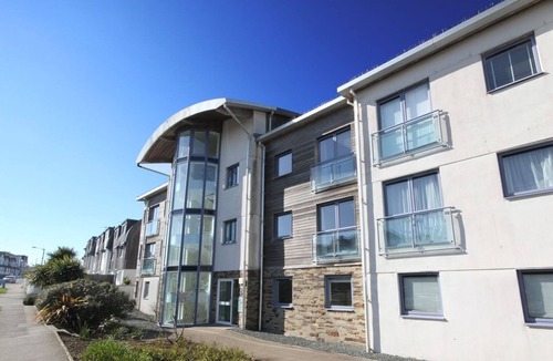 Newquay Apartment | Pentewan is a 2 bedroom coastal apartment overlooking Fistral Beach