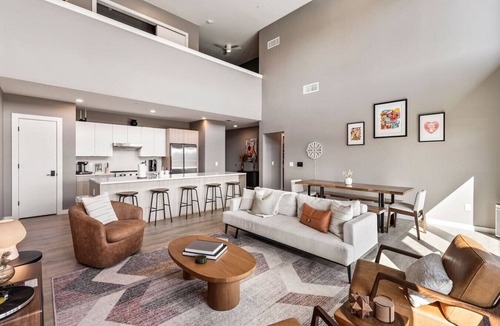 Downtown Nashville Condo | Penthouse Luxury w/Pool, Patio & City View - Walk to Broadway