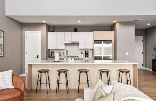 Downtown Nashville Condo | Penthouse Luxury w/Pool, Patio & City View - Walk to Broadway