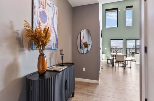 Downtown Nashville Condo | Penthouse Luxury w/Pool, Patio & City View - Walk to Broadway