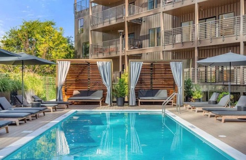 Downtown Nashville Condo | Penthouse Luxury w/Pool, Patio & City View - Walk to Broadway