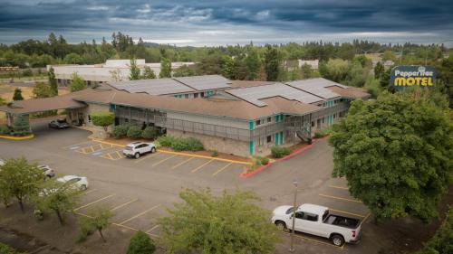 Beaverton Hotel | Pepper Tree Inn