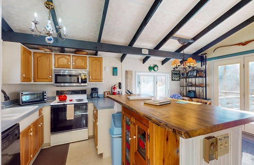 Charter Hills House | Perfect Beech Mountain Retreat with Full Kitchen, Wifi and Pet-Friendly