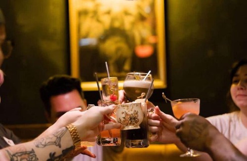East Hill House | Perfect CMA Fest HQ, Rooftop 10 Mins to Downtown, Garage, Ping Pong, Karaoke, Axe Throwing, Shuffleboard, 10 Mins to Broadway, 5 Mins to Five Points, Perfect for Bachelors or Bachelorettes, 24 Hr Hospitality
