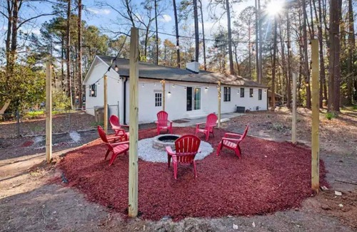 Garner House | Perfect cute home in Garner w firepit & king bed