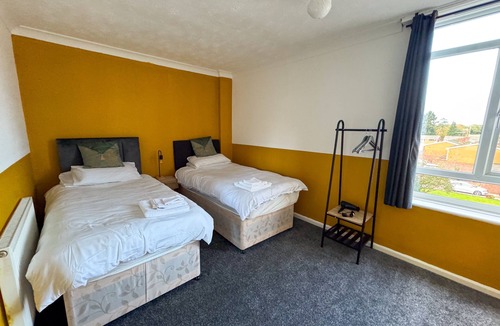 Wolverhampton House | Perfect for Contractors & Families * Long Term Discounts * Free Parking