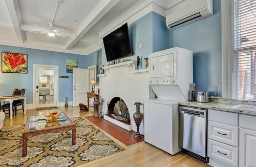 Thomas Square Apartment | Perfect Starland 3 Bedroom, Heated Pool Access