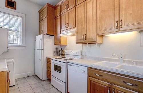 Thomas Square Apartment | Perfect Starland 3 Bedroom, Heated Pool Access