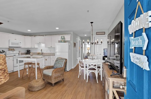 Surf City Condo | Perfect Surf City Stay: Walk to Beach, Dining, & Fun