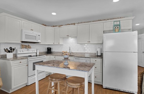 Surf City Condo | Perfect Surf City Stay: Walk to Beach, Dining, & Fun