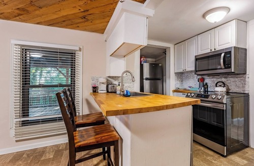 Cary House | Pet-Friendly 2BR Ranch, Wifi, Parking Near RTP