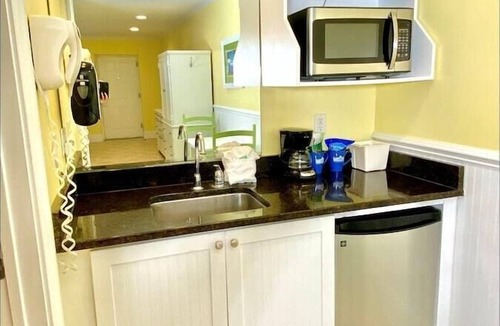 Atlantic Beach Hotel | Pet-friendly, 3 Blocks to Beach, Pool, #103