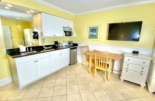 Atlantic Beach Hotel | Pet-friendly, 3 Blocks to Beach, Pool, #109