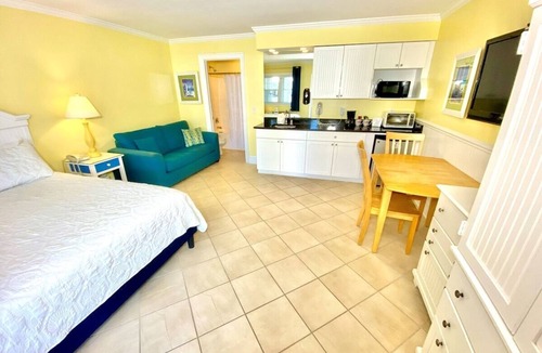 Atlantic Beach Hotel | Pet-friendly, 3 Blocks to Beach, Pool, #110