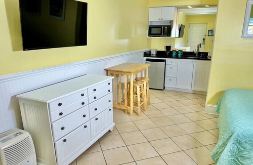 Atlantic Beach Hotel | Pet-friendly, 3 Blocks to Beach, Pool, #206