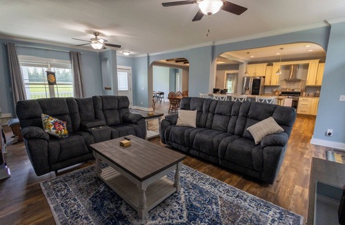 Ether House | Pet friendly, 4-bedroom house in the heart of Seagrove pottery, near state zoo