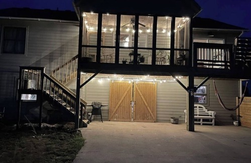 Sea Scape Cottage | Pet Friendly 5-bedroom cottage just a 16-minute walk to Outer Banks Beaches