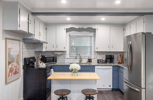Starmount House | Pet-friendly 5BR w/yard, fire pit & games