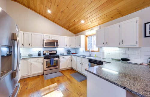 Spruce Pine Cabin | Pet-Friendly Cabin w/Fire Pit in Spruce Pine!