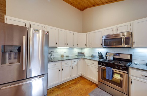 Spruce Pine Cabin | Pet-Friendly Cabin w/Fire Pit in Spruce Pine!