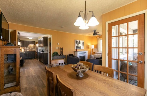 Kenilworth Ski Chalet | Pet-Friendly Chalet, Tucked in the Trees and only 3 Minutes to Downtown!