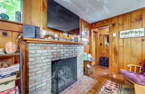 Maggie Valley House | Pet-Friendly Creekside Cabin with Pool Access!
