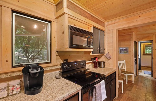 Beech Mountain Cabin | Pet Friendly, Fenced Yard, Hot Tub and Game Room! Close to Hiking and Beech Ski!