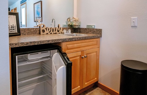 Waves House | Pet Friendly, fenced in Yard and Huge Pool! Sound Views, 2 min walk to Ocean
