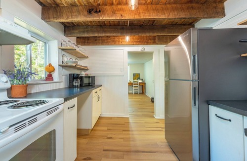 Mars Hill Cottage | Pet-Friendly Fenced Yard, Walk to MHU & Town, Save on Extended Stays