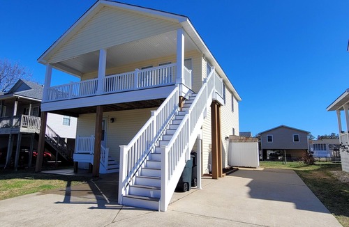 Colington House | Pet Friendly Home with Private Tiki Bar - 3-minute drive to the beach!