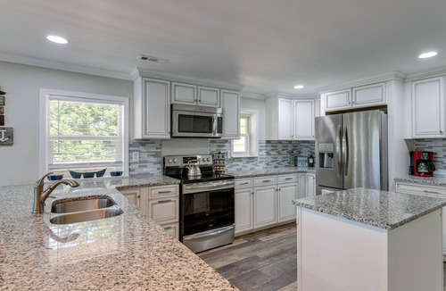 Southmont House | Pet-Friendly Lexington Vacation Rental on Lake!