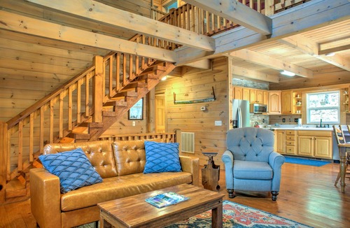 Maple Springs Cabin | Pet-Friendly Log Cabin with Hot Tub & Biltmore Pass | 35 Min to Asheville