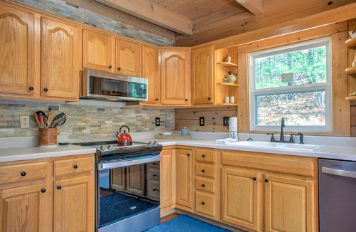 Maple Springs Cabin | Pet-Friendly Log Cabin with Hot Tub & Biltmore Pass | 35 Min to Asheville