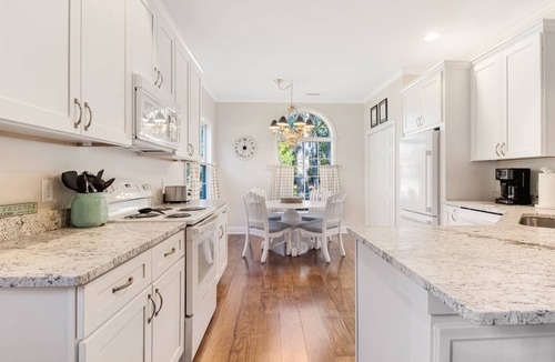 St. James House | Pet Friendly Long-Term Rental - 25 Day Min. - Fenced Backyard - Grill