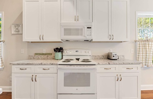 St. James House | Pet Friendly Long-Term Rental - 25 Day Min. - Fenced Backyard - Grill