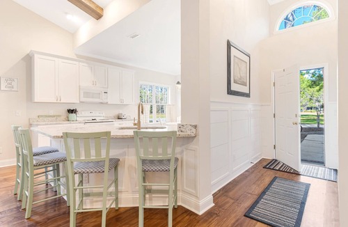 St. James House | Pet Friendly Long-Term Rental - 25 Day Min. - Fenced Backyard - Grill