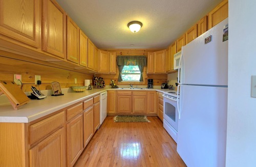 Settlers Ridge Cabin | Pet-Friendly Modern Cabin w/Hot Tub, Mountain Views + Biltmore Pass