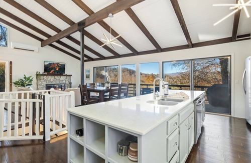 Sugar Mountain Cabin | Pet-Friendly Mountain Cabin with Hot Tub Near Sugar Mountain, Sleeps 12