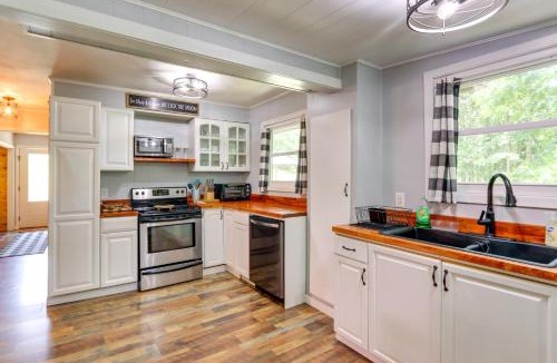 Murphy House | Pet-Friendly Murphy Home Grilling Deck and Fire Pit